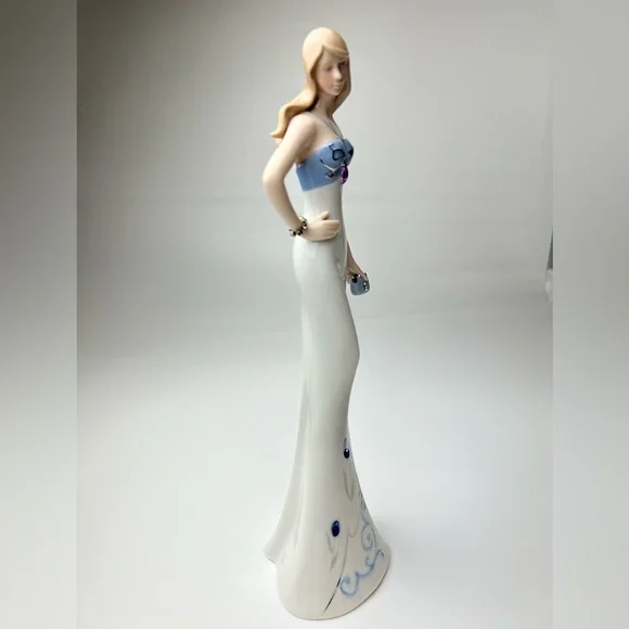 Cosmos Porcelain Elegant Doll - Picture 10 of 17